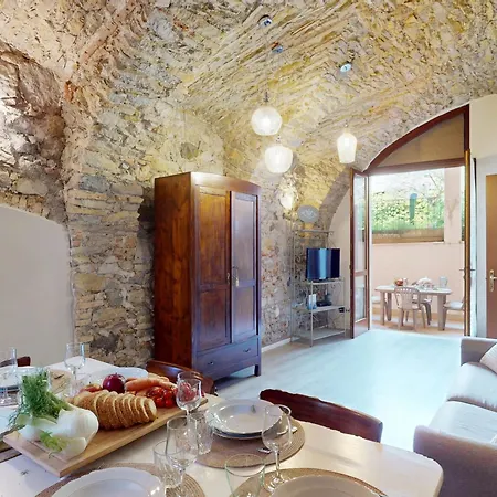 Apartamento La Pietra Del Garda Pool View By Bookinggardalake